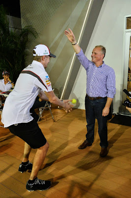 Джонни Херберт бросает мячик Нико Хюлькенбергу на Гран-при Сингапура 2013