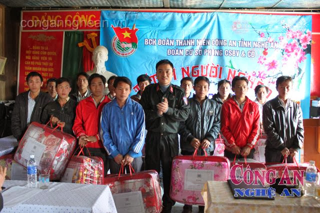 Chi đoàn Phòng Cảnh sát bảo vệ và cơ động tặng quà cho học sinh và những hộ nghèo