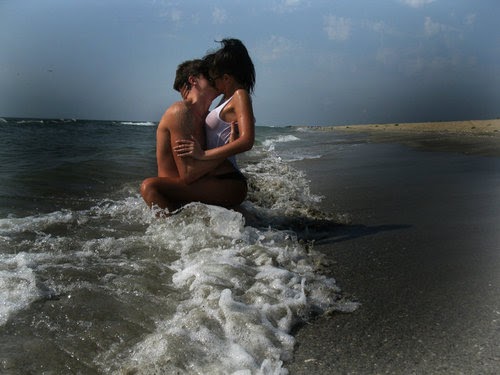 Курортный роман и секс на заброшенном пляже где-то вдалеке от отеля пара пришла поебаться на берегу
