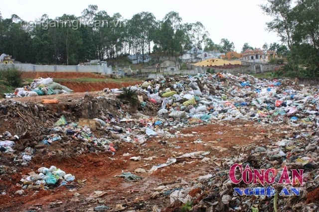 Bãi rác thải gây ô nhiễm nghiêm trọng nằm sát nghĩa trang