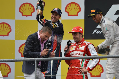 Дэвида Култхарда обливают шампанским на подиуме Гран-при Бельгии 2013
