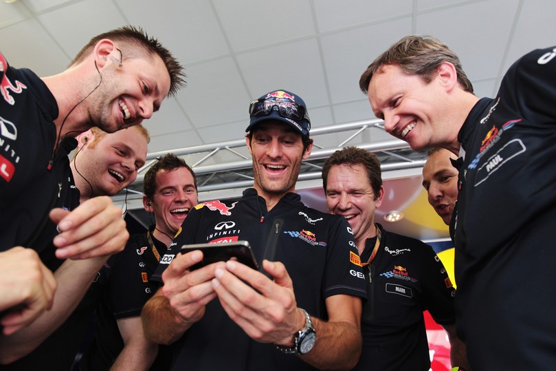 Марк Уэббер смеется вместе с механиками на Гран-при Европы 2011