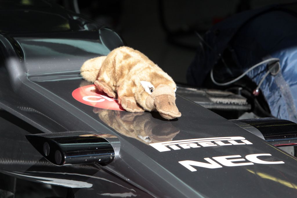 утконос на болиде Sauber от болельщиков на предсезонных тестах 2012 в Барселоне