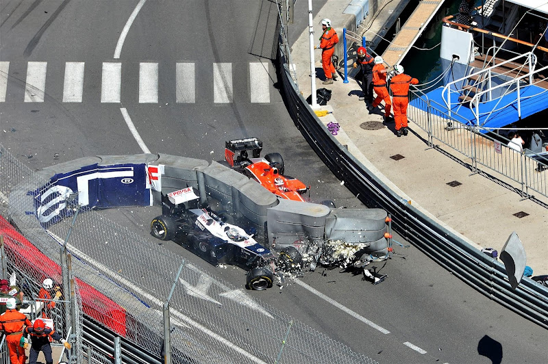 Жюль Бьянки врезается в Пастора Мальдонадо через ограждение на Гран-при Монако 2013