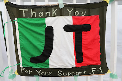 Thank You JT - баннер болельщиков Ярно Трулли на Гран-при Японии 2012