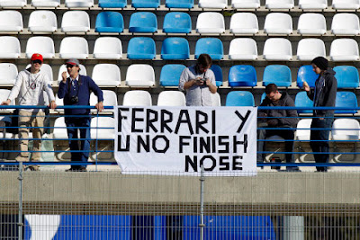 послание болельщиков Ferrari на трибунах на предсезонных тестах 2012 в Хересе