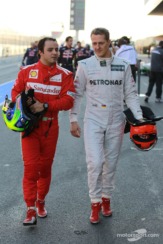Фелипе Масса и Михаэль Шумахер идут по пит-лейну на предсезонных тестах 2012 в Барселоне 23 февраля 2012