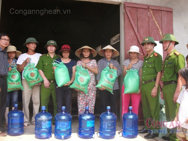 Công an thị xã Hoàng Mai trao gạo, nước sạch cứu trợ bà con bị ảnh hưởng của cơn bão số 10 năm 2013  - Ảnh: Quang Ngọc