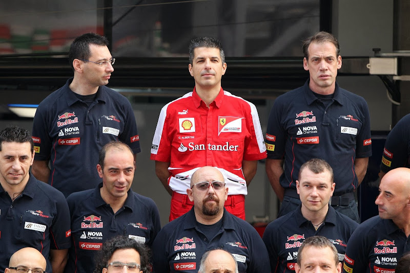 командная фото Toro Rosso с сотрудником Ferrari Гран-при Индии 2013
