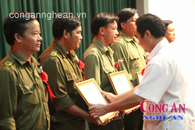 Đồng chí Lương Văn Cường vinh dự đón nhận Bằng khen  của UBND tỉnh 