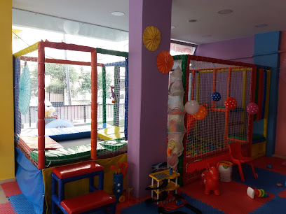 Rengarenk çocuk oyun alanı ve cafe
