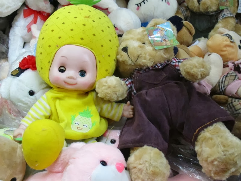 Những con búp bê có xuất xứ Trung Quốc được bán phổ biến tại các cửa hàng đồ chơi dành cho trẻ
