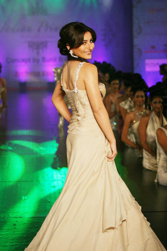 HOT Indian models ramp @ Launch of ‘Indian Princess Fashion’ 2011
