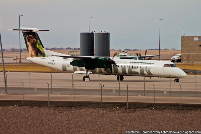 USA Colorado Denver International Airport Frontier Airlines Bombardier De Havilland Canada DHC-8-402Q Dash 8 N502LX Wolfgang the wolf puppy США Колорадо Денвер Международный Аэропорт Фронтир Эйрлайнс Бомбардье де Хэвиленд Канада Дэш 8 волчонок Вольфганг Хвост Самолёта