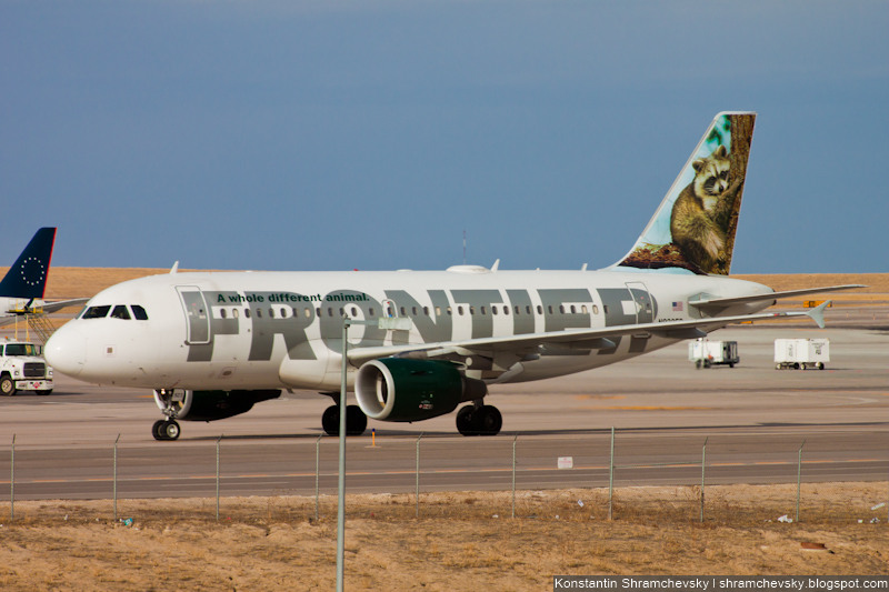 USA Colorado Denver International Airport Frontier Airlines Airbus A319 N923FR Rudy the Raccoon США Колорадо Денвер Международный Аэропорт Фронтир Эйрлайнс Аэробус Эйрбас А319 Енот Руди Хвост Самолёта