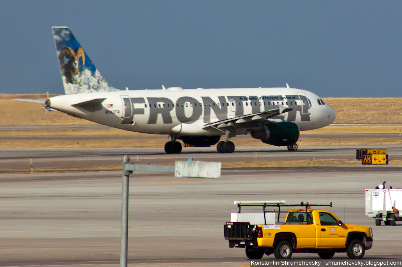 USA Colorado Denver International Airport Frontier Airlines Airbus A319 N942FR Stanley, the Bighorn Sheep США Колорадо Денвер Международный Аэропорт Фронтир Эйрлайнс Аэробус Эйрбас А310 Толсторог Стенли Хвост Самолёта