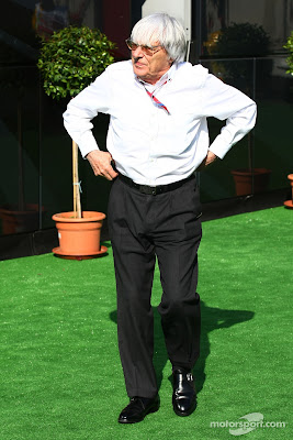 Берни Экклстоун поправляет штаны на Гран-при Испании 2011
