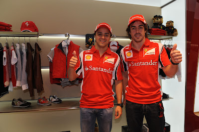 Фелипе Масса и Фернандо Алонсо в магазине мерчендайза Ferrari на Гран-при Испании 2011