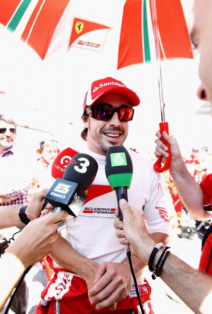 Фернандо Алонсо дает интервью на Гран-при Испании 2011
