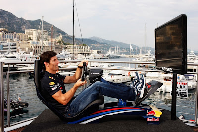 Марк Уэббер играет в гоночный симулятор на Гран-при Монако 2011