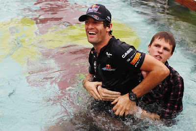 Джек Хамфри пытается утопить Марка Уэббера в бассейне Монте-Карло на Гран-при Монако 2011