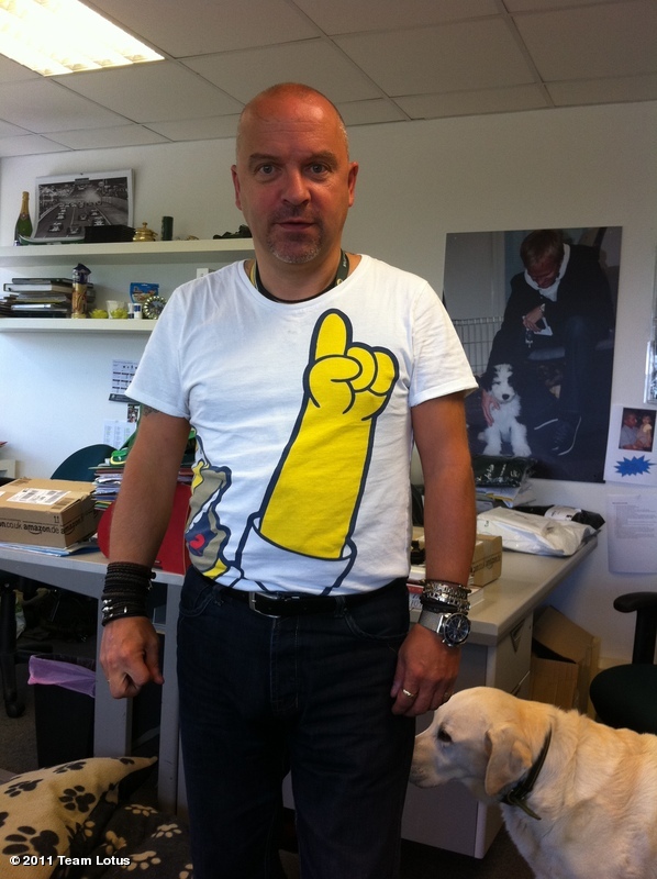 Майк Гаскойн в футболке Homer из Симпсонов