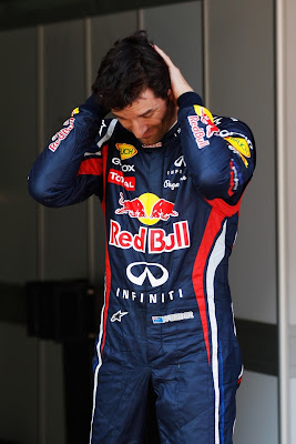 Марк Уэббер держится за затылок после квалификации на Гран-при Испании 2011