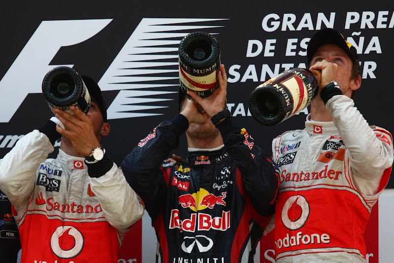 Льюис Хэмилтон Себастьян Феттель и Дженсон Баттон пьют шампанское на подиуме Гран-при Испании 2011