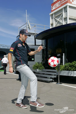 Хайме Альгерсуари набивает мяч в паддке Каталуньи на Гран-при Испании 2011