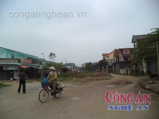 Nhiều năm nay, hơn 100 m đường qua chợ Phong Toàn vẫn bị bỏ quên