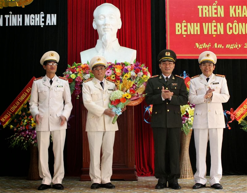 Thiếu tướng Nguyễn Xuân Lâm, Giám đốc Công an tỉnh phát biểu, tặng hoa chúc mừng tại buổi lễ