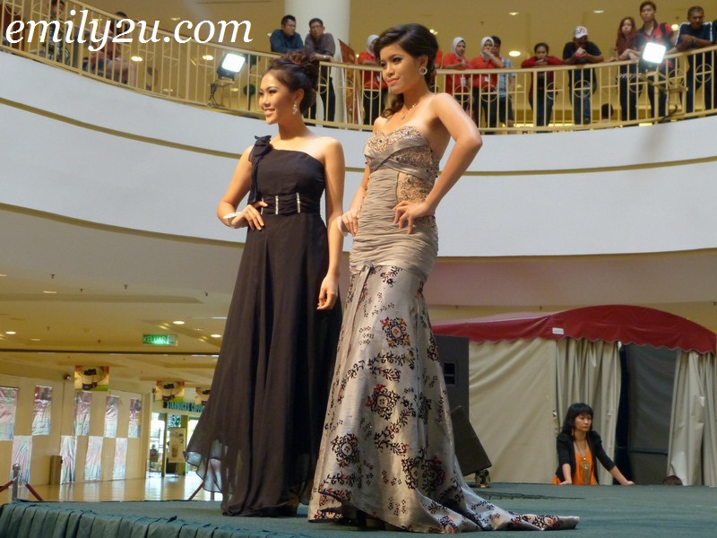 (L-R): Contestants No. 13 Xandria Ooi & 12. Elaine Kho Miss Malaysia Earth