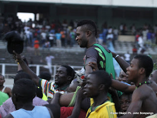 Des supporteurs de l’AS-V Club célébrant la victoire contre DCMP le 27/10/2012 au stade des martyrs à Kinshasa, score: 1-0. Radio Okapi/ Ph. John Bompengo