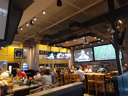 Chicken Wings Restaurant «Buffalo Wild Wings», reviews and photos, 522 E Windsor Ave, Elkhart, IN 46514, USA