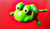 Katak mainan didalam kolam air