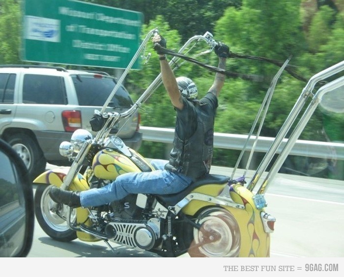 Volante de motocicleta. O céu é o limite. Volante de motocicleta. O céu é o limite.