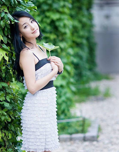 Korean Model Choi Ji Hyang in garden
