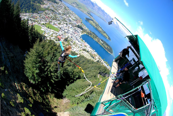Bungy jumping the Ledge, Queenstown Bungy jumping from the Ledge, Queenstown
