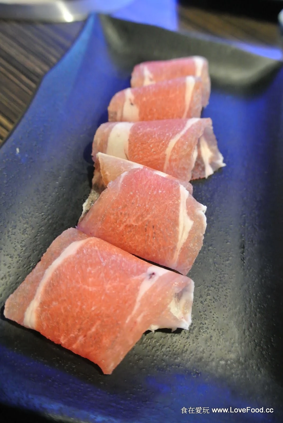 原塊現切肉品出餐區與師傅作業吧台