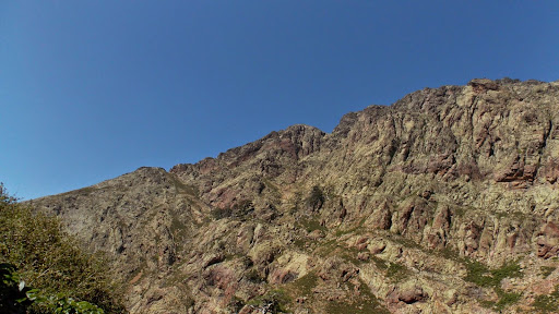 Le versant RD de la Lonca de la montée vers l'arche et la crête de Caprunale