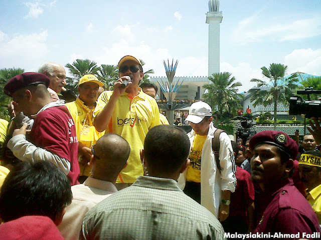 Bersih 3.0 - ஒரு லட்சம் பேர் தலைநகர் கோலாலம்பூரில் குவிந்துள்ளனர். கண்ணீர்ப்புகைக் குண்டுகள் வீசப்பட்டுள்ளது. - Page 2 IMG02366-20120428-1251