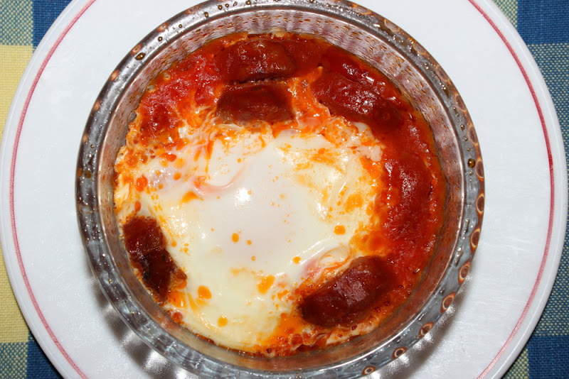 Huevos al plato con chorizo en microondas
