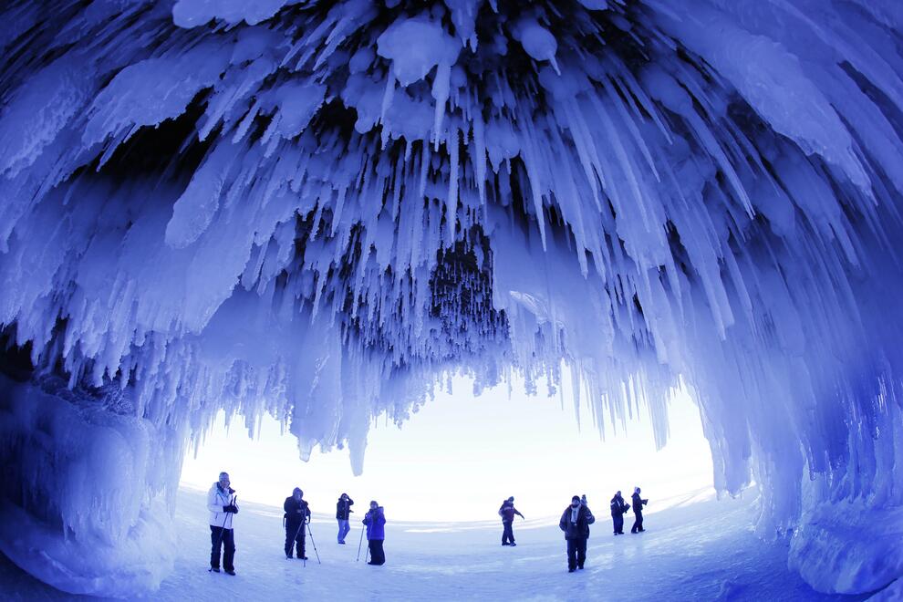 Los Grandes Lagos helados abren paso a las espectaculares Ice CavesLos Grandes Lagos helados abren paso a las espectaculares Ice Caves