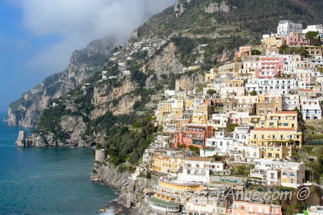 dağ yamacına kurulmuş Positano, Güney İtalya