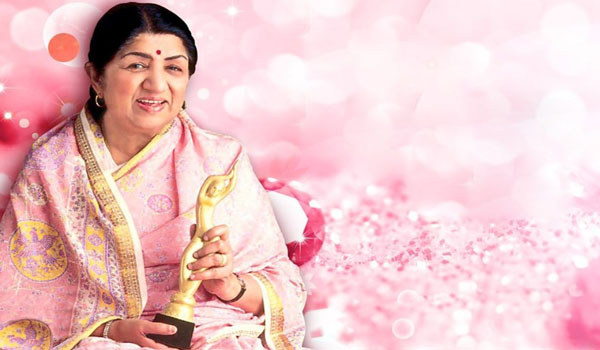 Lata Mangeshkar is awarded the Swara Mauli Prize