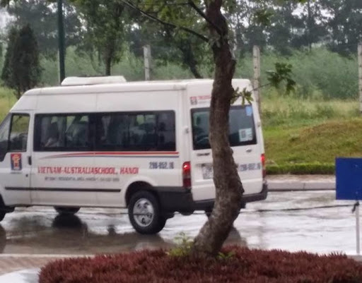Hạnh phúc ngày mưa thu, ba tiễn con đến trường học mới