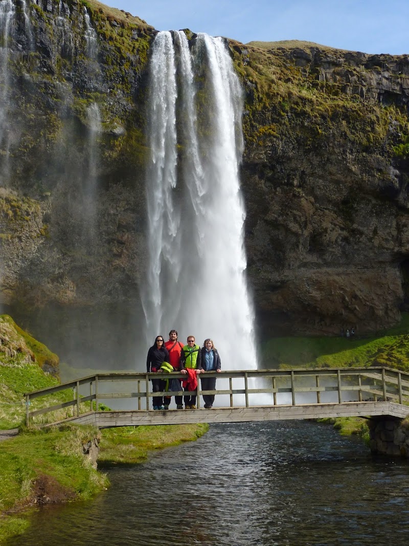 El grupo del viaje a Islandia con Seljalandsfoss detrás.
