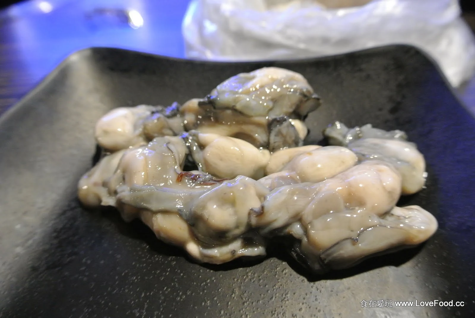 鮮美海鮮拼盤扇貝與鮮蚵盛裝