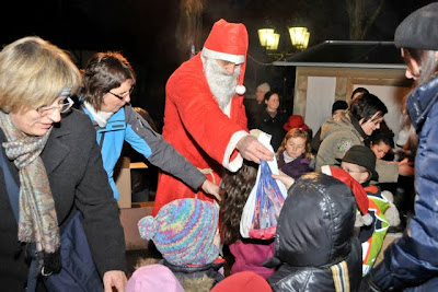 Der Nikolaus bringt Geschenke für die Kinder. Der Nikolaus bringt Geschenke für die Kinder.