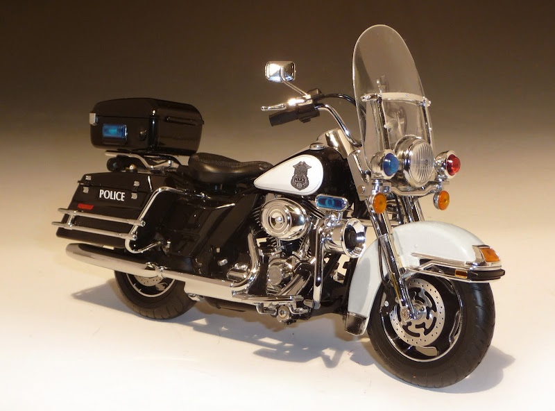 2011 Harley Davidson FLHRC Road King Diecast Police Motorcycle 1 12 81171